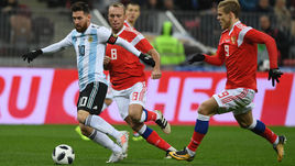 Суббота. Москва. "Лужники". Россия - Аргентина - 0:1. Лионель МЕССИ (с мячом) уходит от Дениса ГЛУШАКОВА (№8) и Александра КОКОРИНА.