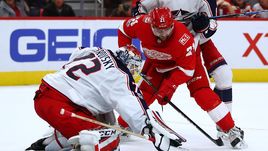 Суббота. Детройт. "Детройт" - "Коламбус" - 1:2 Б. Сергей БОБРОВСКИЙ (№72) отражает атаку Томаша ТАТАРА. И это еще не главное спасение вечера.