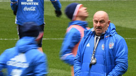 Главный тренер сборной России Станислав ЧЕРЧЕСОВ.