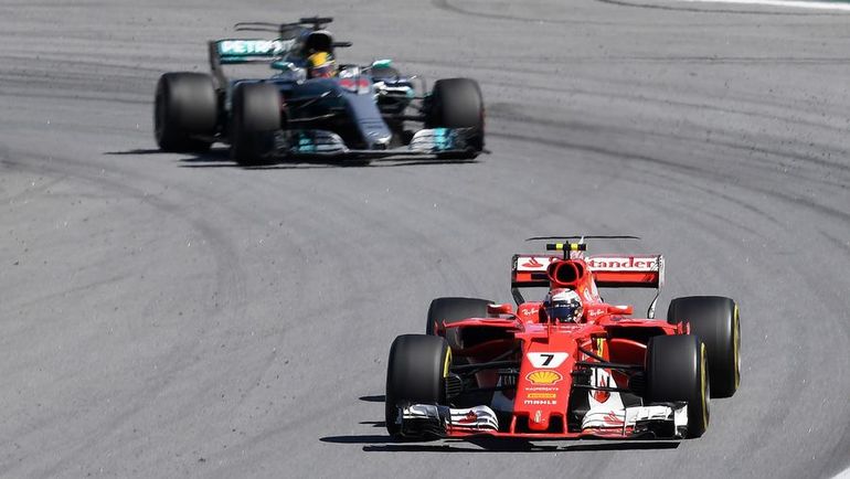 Льюис ХЭМИЛТОН (на заднем плане) и Кими РАЙККОНЕН. Фото AFP Льюис ХЭМИЛТОН (на заднем плане) и Кими РАЙККОНЕН. Фото AFP