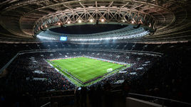 Суббота. Москва. "Лужники". Россия - Аргентина - 0:1. Первый матч в обновленных "Лужниках" собрал рекордную для сборной России аудиторию - 78 750 зрителей. С их выходом с арены возникли огромные проблемы.