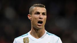 "Интересно, Роналду пособие как многодетному платят?"