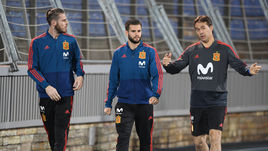 Сегодня. Санкт-Петербург. Давид ДЕ ХЕА, Начо ФЕРНАНДЕС и трернер Хулен ЛОПЕТЕГИ (слева направо) на тренировке сборной Испании.