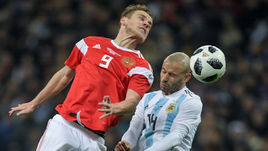 11 ноября. Москва. Россия - Аргентина - 0:1. Александр КОКОРИН (слева) и Хавьер МАСКЕРАНО.