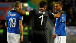 10 ноября сборная Италии Леонардо БОНУЧЧИ (№19), Джанлуиджи БУФФОНА (№1) и Даниэле ДЕ РОССИ уступила в Швеции - 0:1, а в Милане не смогла победить - 0:0. Во время игры Де Росси отказался выходить на замену, а Буффон попрощался со слезами на глазах.