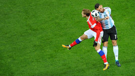 11 ноября. Москва. "Лужники". Россия - Аргентина - 0:1. В этом матче Александр КОКОРИН (слева, против Николаса ОТАМЕНДИ) и его партнеры мало чем запомнились на половине поля соперника.