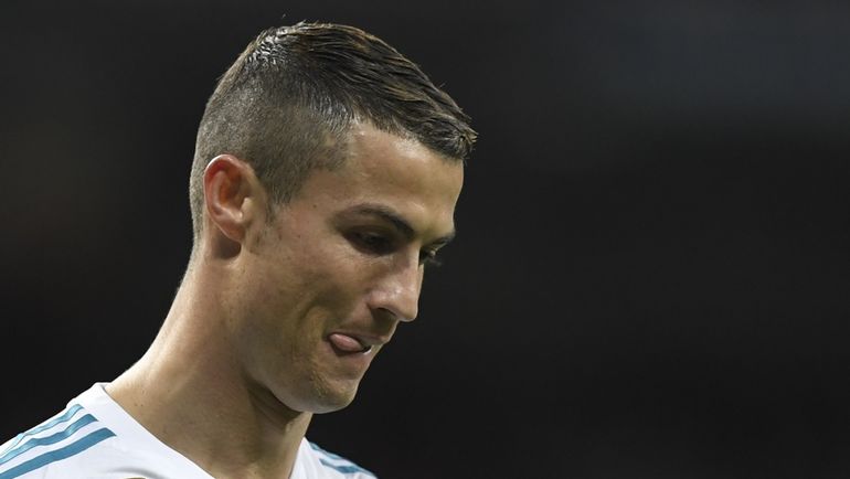 Интернет-мем на тему жеста Криштиану РОНАЛДУ. Фото AFP Интернет-мем на тему жеста Криштиану РОНАЛДУ. Фото AFP