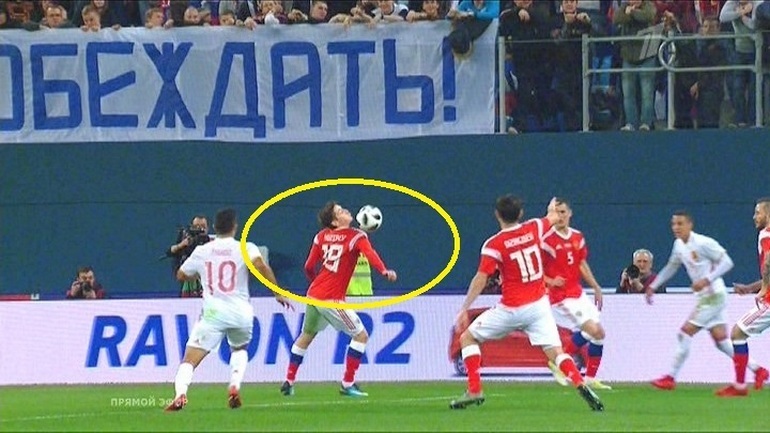 Спорный момент с участием Далера Кузяева. Спорный момент с участием Далера Кузяева.