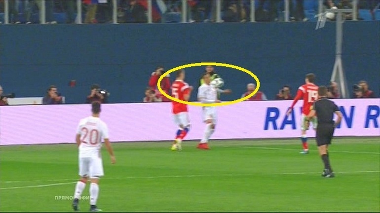 Спорный момент с участием Далера Кузяева. Спорный момент с участием Далера Кузяева.