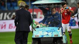 Вчера. Санкт-Петербург. Россия - Испания - 3:3. Андрея ЛУНЕВА увозят с поля на электрокаре.