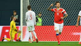 Вторник. Санкт-Петербург. Россия – Испания – 3:3. Федор СМОЛОВ (№11) оформляет дубль.