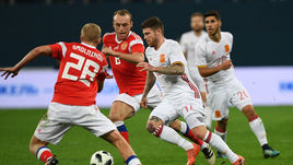 Вчера. Санкт-Петербург. Россия - Испания - 3:3. Денис ГЛУШАКОВ (№8) и Игорь СМОЛЬНИКОВ (№28) против Альберто МОРЕНО.