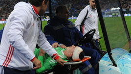 Вчера. Санкт-Петербург. Россия - Испания - 3:3. Андрея ЛУНЕВА увозят с поля на электрокаре.