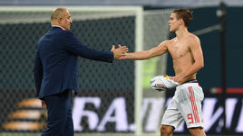 Вторник. Санкт-Петербург. Россия - Испания - 3:3. Станислав ЧЕРЧЕСОВ (слева) и Александр КОКОРИН.