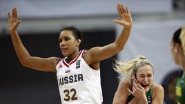 Сегодня. Москва. Россия - Литва - 64:62. Жоселина МАЙГА (№32) и Гинтаре ПЕТРОНИТЕ.