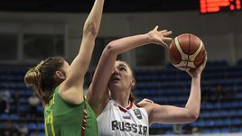 Среда. Москва. Россия - Литва - 64:62. Мария ВАДЕЕВА (справа) и Гиедре ЛАБУКЕНЕ.