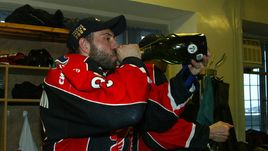 10 апреля 2004 года. Магнитогорск. "Металлург" - "Авангард" - 2:3. Максим СУШИНСКИЙ после победы в чемпионате России.