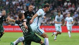 Шведы "Краснодара" Виктор КЛАССОН и Андреас ГРАНКВИСТ пытаются остановить сербского защитника "Зенита" Бранислава ИВАНОВИЧА. Скорее всего, все трое приедут будущим летом на чемпионат мира в составах своих сборных.