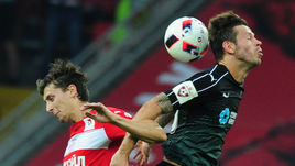 Краснодарец Федор СМОЛОВ (справа) против спартаковца Ильи КУТЕПОВА.