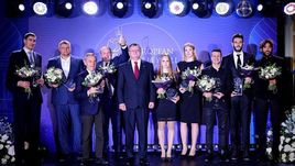 Пятница. Москва. Максим МИХАЙЛОВ и Владимир АЛЕКНО (крайние слева), Мария ВОРОНИНА и Мария БОЧАРОВА (в центре).