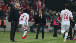 Суббота. Краснодар. "Краснодар" - "Спартак" - 1:4. 8-я минута. Луиз АДРИАНУ (№12) празднует с Массимо КАРРЕРОЙ первый забитый мяч. Игорю ШАЛИМОВУ (слева) остается только грустить.