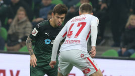 Суббота. Краснодар. "Краснодар" - "Спартак" - 1:4. Федор СМОЛОВ (слева) против Романа ЗОБНИНА.