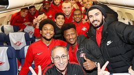 Суббота. Краснодар. "Спартак" и традиционное победное фото. На этот раз - на борту самолета после разгрома "быков" - 4:1.