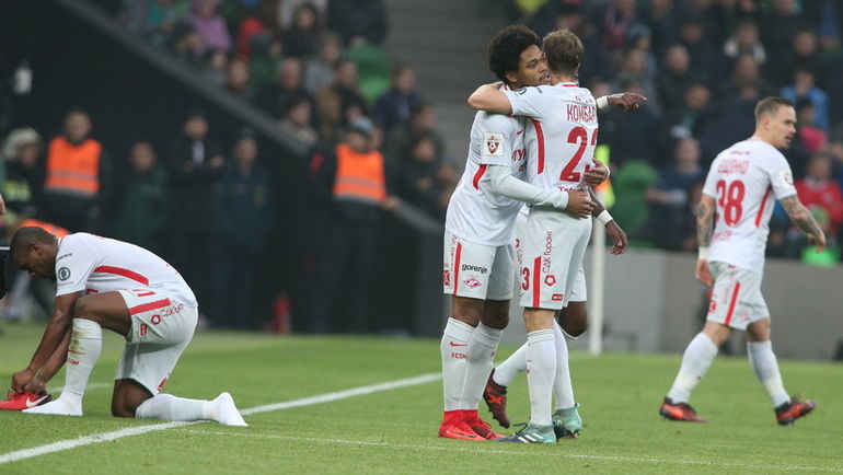 Луиз АДРИАНУ и Дмитрий КОМБАРОВ (№23) празднуют забитый мяч. Фото Виталий ТИМКИВ Луиз АДРИАНУ и Дмитрий КОМБАРОВ (№23) празднуют забитый мяч. Фото Виталий ТИМКИВ