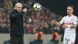 Суббота. Краснодар. "Краснодар" - "Спартак" - 1:4. Главный тренер "быков" Игорь ШАЛИМОВ (слева) и защитник красно-белых Андрей ЕЩЕНКО.