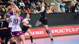 Суббота. Ростов-на-Дону. "Ростов-Дон" - "Мидтьюлланд" - 27:20. Четыре мяча Екатерины ИЛЬИНОЙ (в центре) помогли российскому клубу завершить групповой этап на мажорной ноте.