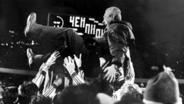 В воздухе легендарный тренер киевского "Динамо" Валерий ЛОБАНОВСКИЙ.