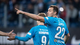 Воскресенье. Санкт-Петербург. "Зенит" - "Тосно" - 5:0. 86-я минута. Только что Артем ДЗЮБА забил свой первый мяч в нынешнем чемпионате.