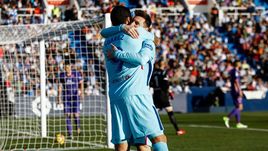 Суббота. Леганес. "Леганес" - "Барселона" - 0:3. Лионель МЕССИ поздравляет наконец-то забившего Луиса СУАРЕСА (№9).