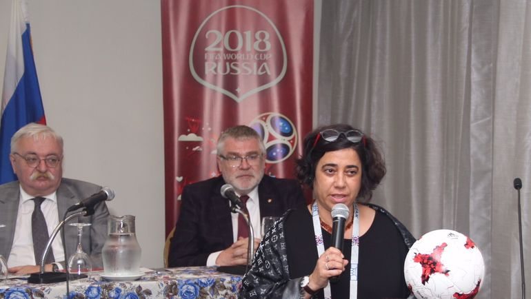 В Латинской Америке обожают футбол. В Латинской Америке обожают футбол.