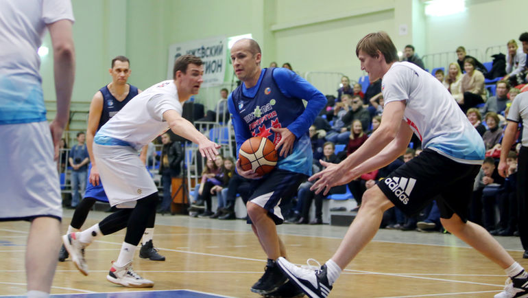 В атаке на баскетбольной площадке - Александр БРЕЧАЛОВ. Справа - экс-звезда НБА и сборной России, глава РФБ Андрей КИРИЛЕНКО. В атаке на баскетбольной площадке - Александр БРЕЧАЛОВ. Справа - экс-звезда НБА и сборной России, глава РФБ Андрей КИРИЛЕНКО.
