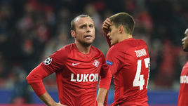 Вторник. Москва. "Спартак" - "Марибор" - 1:1. Реакция Дениса ГЛУШАКОВА (слева) и Романа ЗОБНИНА после того, как победа была упущена.