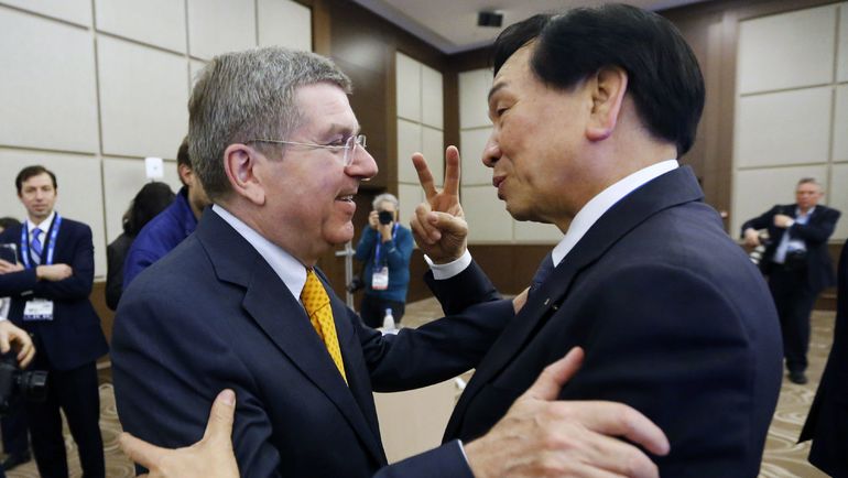 ЧИНГ КУО ВУ (справа) и Томас БАХ. Фото REUTERS ЧИНГ КУО ВУ (справа) и Томас БАХ. Фото REUTERS