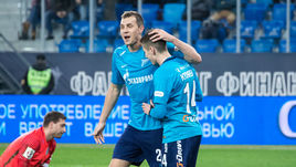 Воскресенье. Санкт-Петербург. "Зенит" - "Тосно" - 5:0. Артем ДЗЮБА (в центре) и Далер КУЗЯЕВ празднуют забитый гол.