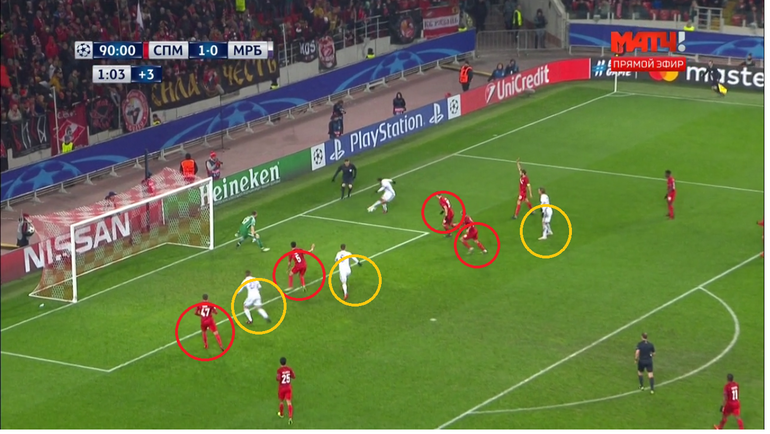 Три секунды спустя: Глушаков убежал в сторону, Таски оказывается против двух соперников, логично делает шаг в сторону ближнего, а Зобнин не успевает его подстраховать. Три секунды спустя: Глушаков убежал в сторону, Таски оказывается против двух соперников, логично делает шаг в сторону ближнего, а Зобнин не успевает его подстраховать.