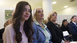 Среда. Москва. Евгения МЕДВЕДЕВА с мамой Жанной.