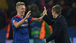 Сегодня. Москва. ЦСКА - "Бенфика" - 2:0. Виктор ГОНЧАРЕНКО (справа) и Понтус ВЕРНБЛУМ.