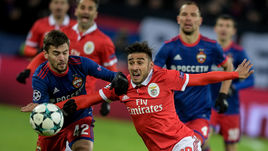 ЦСКА Георгия ЩЕННИКОВА (слева) набрал 9 очков. Но чтобы опередить не только "Бенфику" в группе, армейцам нужна крупная победа на "Олд Траффорд".