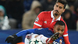 Среда. Москва. ЦСКА - "Бенфика" - 2:0. Защитник гостей АНДРЕ АЛМЕЙДА против форварда армейцев ВИТИНЬЮ.