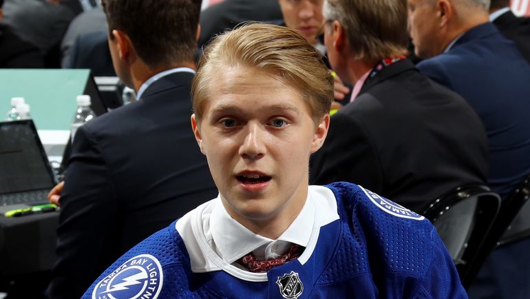 24 июня. Чикаго. Алексей ЛИПАНОВ на драфте НХЛ. Фото AFP 24 июня. Чикаго. Алексей ЛИПАНОВ на драфте НХЛ. Фото AFP