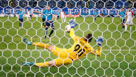 Четверг. Санкт-Петербург. "Зенит" - "Вардар" - 2:1. 27-я минута. Артем ДЗЮБА не смог к передаче добавить гол, не реализовав пенальти.