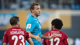 6 августа. Санкт-Петербург. "Зенит" - "Спартак" - 5:1. Спартаковцы Дмитрий КОМБАРОВ и Луиз АДРИАНУ против Артема Дзюбы.