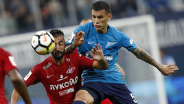 6 августа. Санкт-Петербург. "Зенит" - "Спартак" - 5:1. Леандро ПАРЕДЕС (слева) и Александр САМЕДОВ.