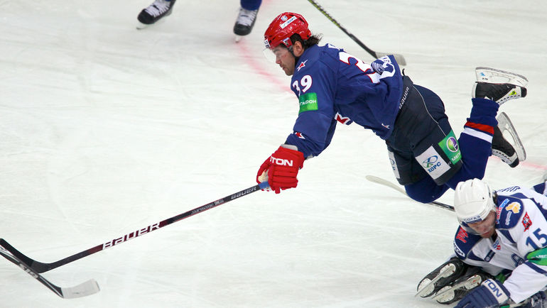 Максим РЫБИН (в синем) в игре за СКА в 2010-м. Максим РЫБИН (в синем) в игре за СКА в 2010-м.