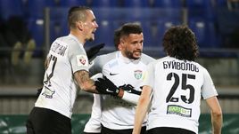 Сегодня. Санкт-Петербург. "Тосно" - "Арсенал" - 3:2. Автор хет-трика Евгений МАРКОВ (в центре) принимает поздравления от партнеров.