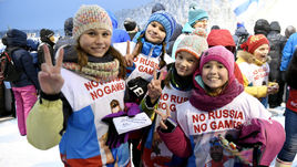 Юные болельщицы – участницы флеш-моба "No Russia – No Games"на лыжном этапе Кубка мира в финской Руке.